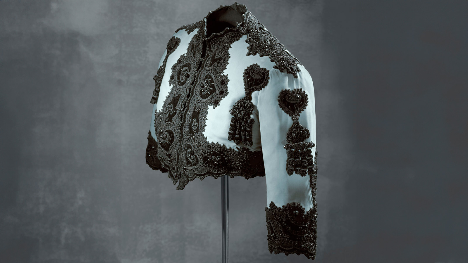 Giacca a girocollo e maniche a tre quarti, 1947. Realizzata in Spagna, Balenciaga trae ispirazione dalle giacche tradizionali dei toreri © Cristobal Balenciaga Museoa Giacca a girocollo e maniche a tre quarti, 1947. Realizzata in Spagna, Balenciaga trae ispirazione dalle giacche tradizionali dei toreri © Cristobal Balenciaga Museoa