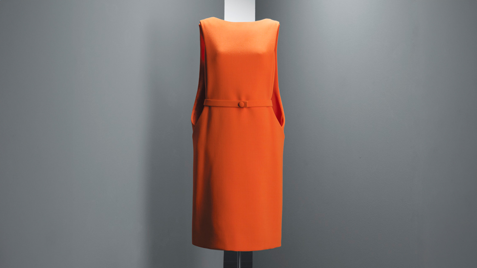 Abito da giorno in crêpe di lana arancione, lunghezza al ginocchio, con scollo a girocollo a maniche corte. Parigi, intorno al 1968 © Cristobal Balenciaga Museoa Abito da giorno in crêpe di lana arancione, lunghezza al ginocchio, con scollo a girocollo a maniche corte. Parigi, intorno al 1968 © Cristobal Balenciaga Museoa