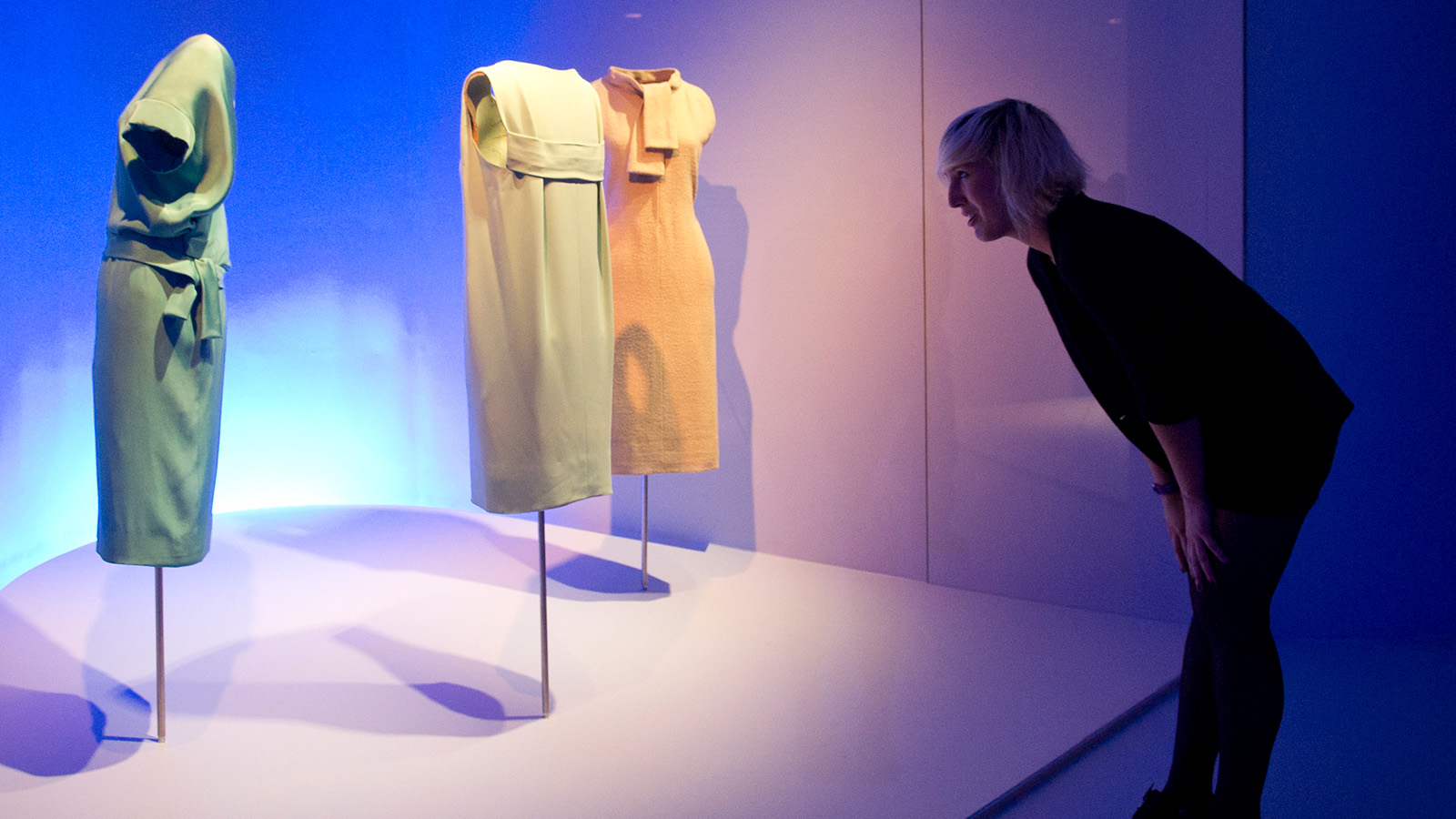 Un visitatore alla mostra di abiti di Cristobal Balenciaga presso il Cristobal Balenciaga Museoa © Turismo de Bilbao Un visitatore alla mostra di abiti di Cristobal Balenciaga presso il Cristobal Balenciaga Museoa © Turismo de Bilbao