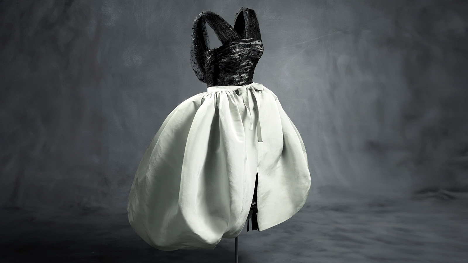 Completo composto da abito e sopragonna. Realizzato negli atelier di Parigi e presentato nella collezione invernale del 1956 © Cristobal Balenciaga Museoa Completo composto da abito e sopragonna. Realizzato negli atelier di Parigi e presentato nella collezione invernale del 1956 © Cristobal Balenciaga Museoa