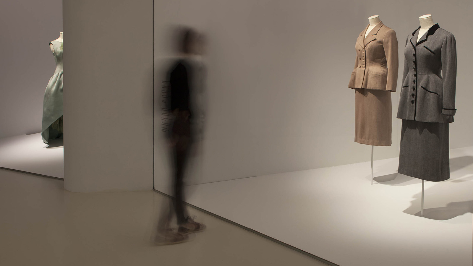Un visitatore alla mostra su Balenciaga “Carácter” presso il Cristobal Balenciaga Museoa © Cristobal Balenciaga Museoa Un visitatore alla mostra su Balenciaga “Carácter” presso il Cristobal Balenciaga Museoa © Cristobal Balenciaga Museoa