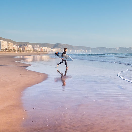 Surfer am Strand von Cullera in Valencia Surfer am Strand von Cullera in Valencia