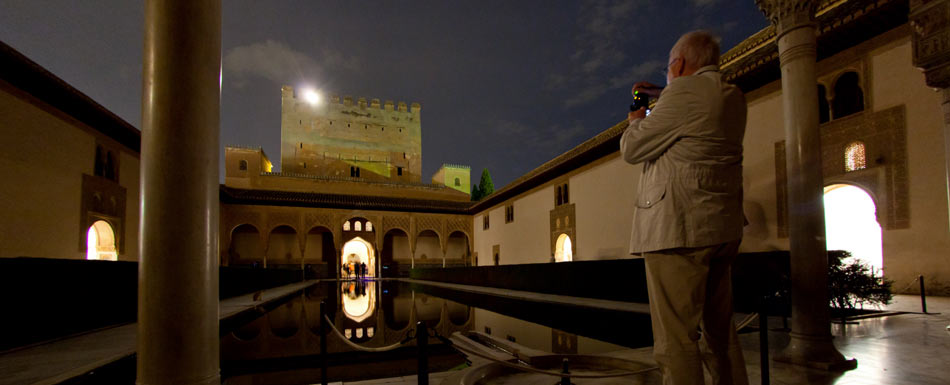 Patio de Arrayanes en la visita nocturna a la Alhambra © Pepe Marín. Patronato de la Alhambra y el Generalife Patio de Arrayanes en la visita nocturna a la Alhambra © Pepe Marín. Patronato de la Alhambra y el Generalife