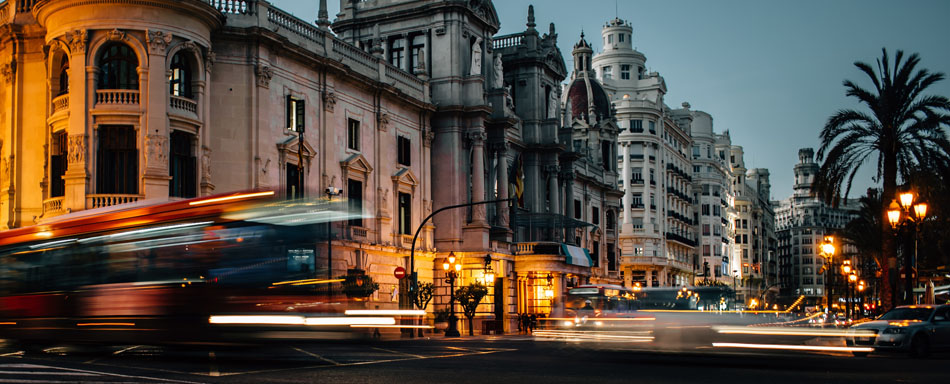 Veículos numa rua de Valência