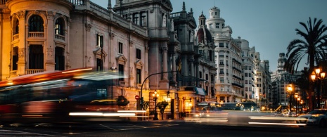 Veículos numa rua de Valência Veículos numa rua de Valência