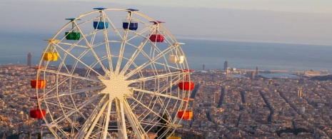 Noria del Tibidabo y vista panorámica de la ciudad Noria del Tibidabo y vista panorámica de la ciudad