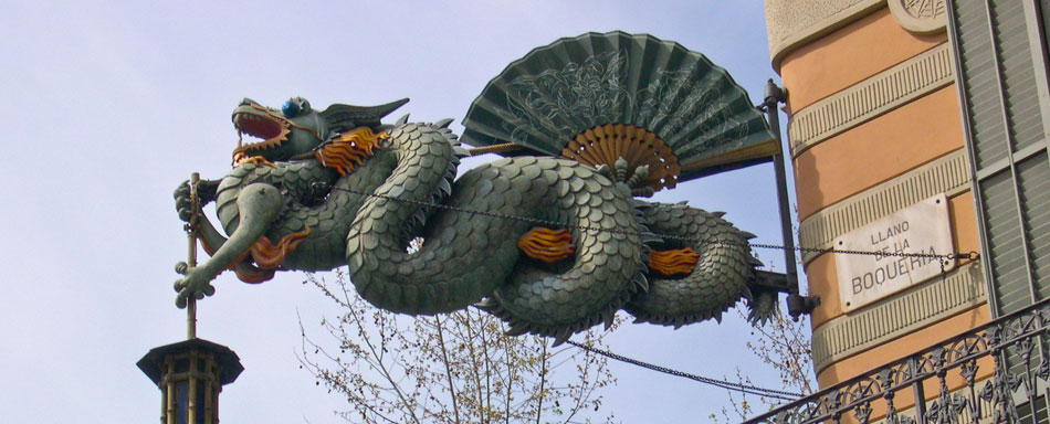 Dragón en uno de los edificios de Las Ramblas Dragón en uno de los edificios de Las Ramblas