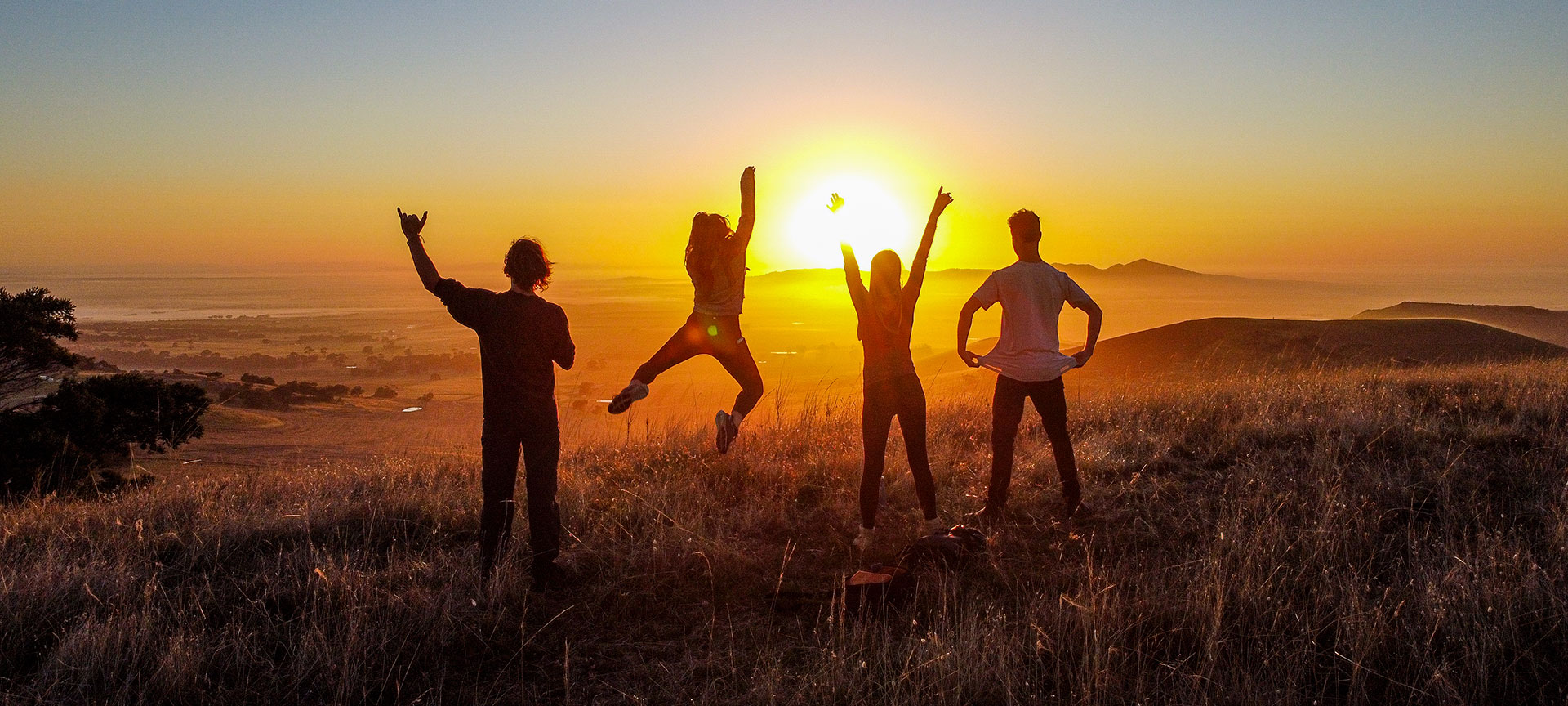 Freunde betrachten den Sonnenuntergang Freunde betrachten den Sonnenuntergang