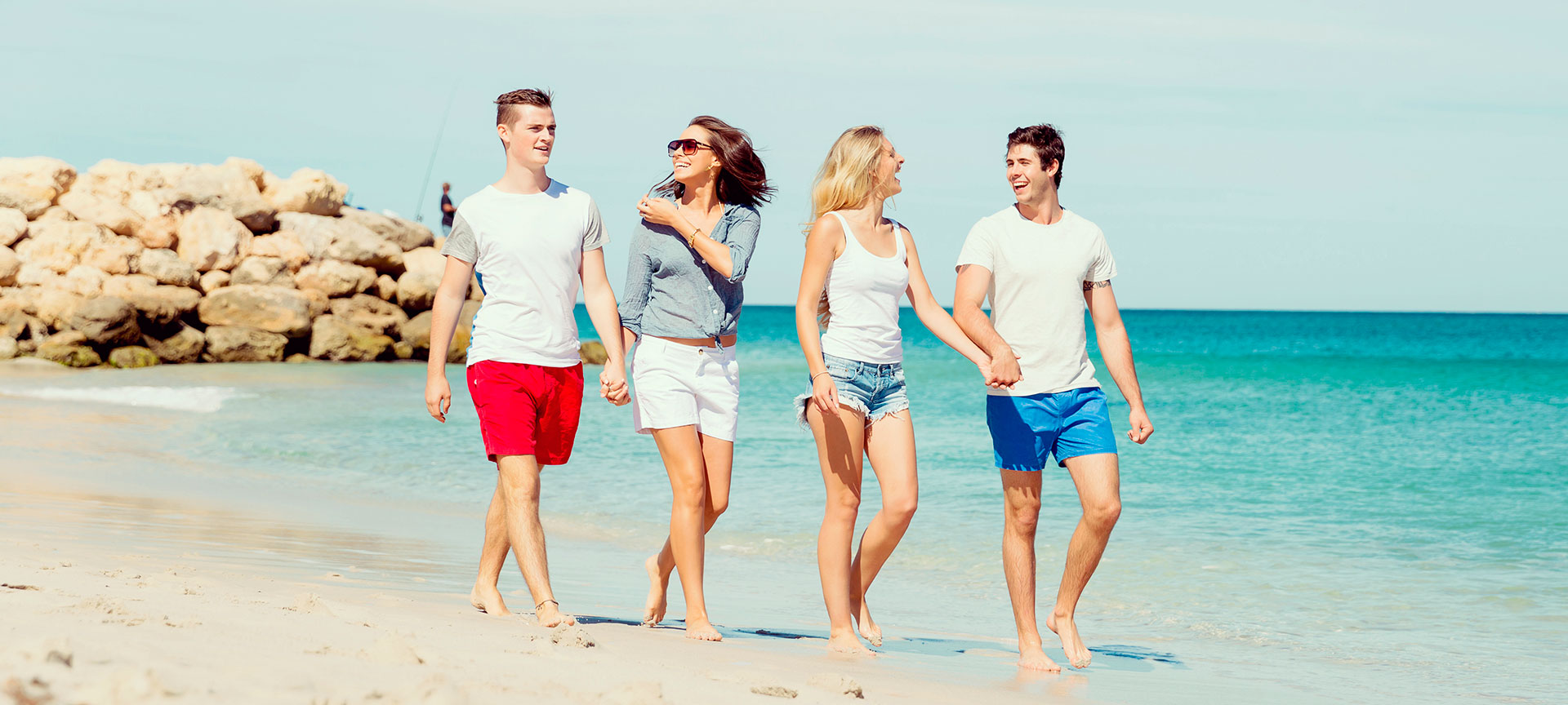 Grupo de amigos em uma praia Grupo de amigos em uma praia
