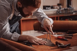 Artesão manipulando couro
