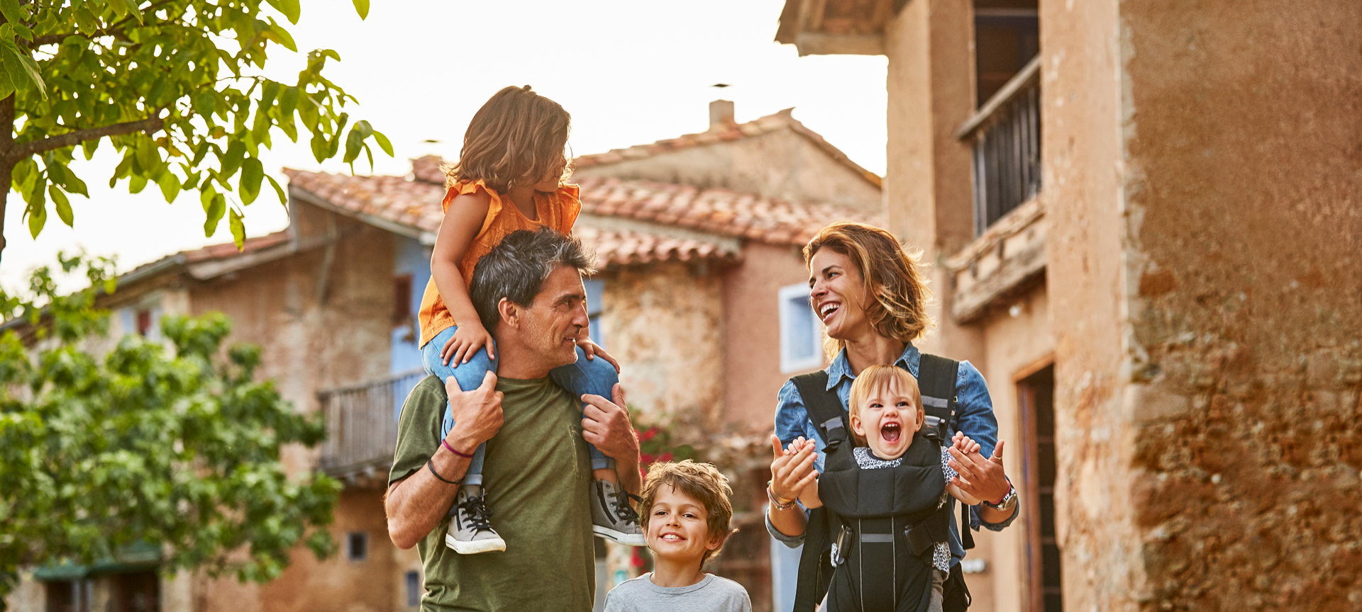 Família aproveitando as férias em uma casa de campo na Espanha
