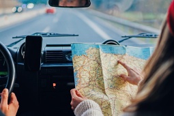 Ragazza che consulta una mappa della Spagna in un'automobile