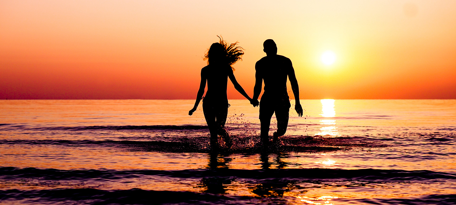 Una coppia che si gode il tramonto sulla spiaggia