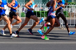 Detalle de runners corriendo en una maratón