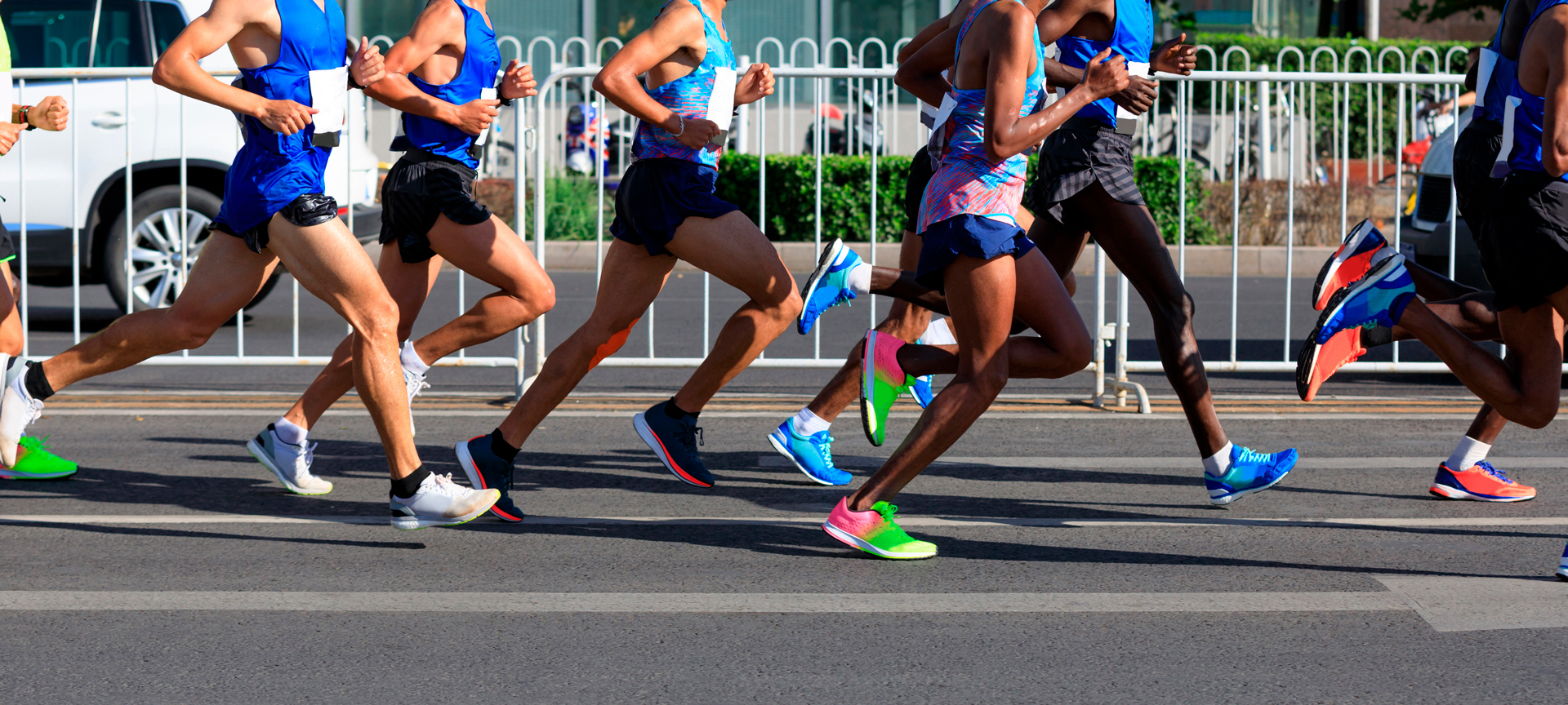 Zbliżenie na biegaczy biegnących w maratonie