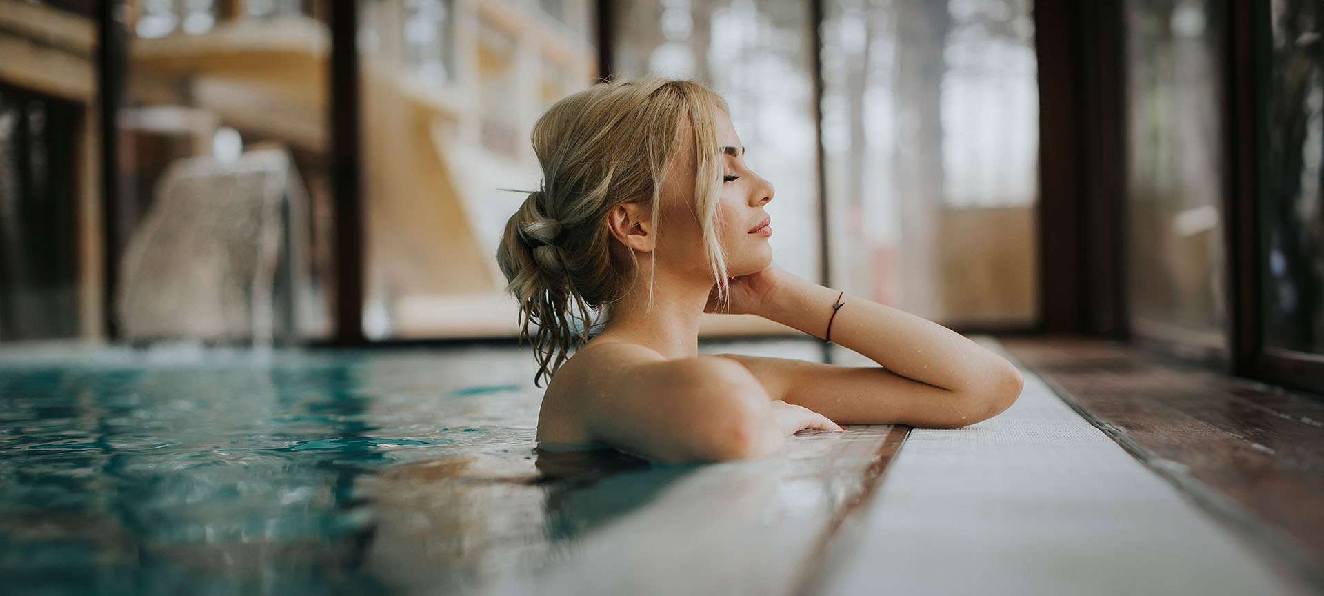 Turista relajándose en la piscina Turista relajándose en la piscina