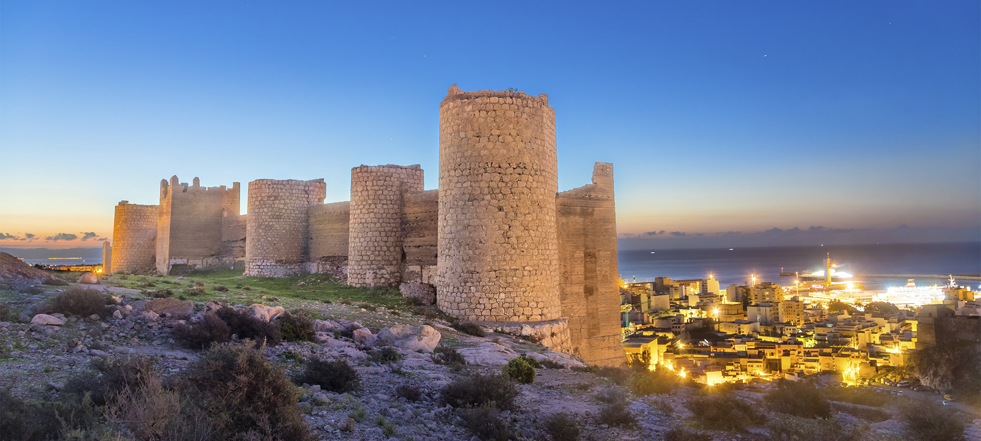Alcazaba nad panoramą Almerii (Andaluzja)
