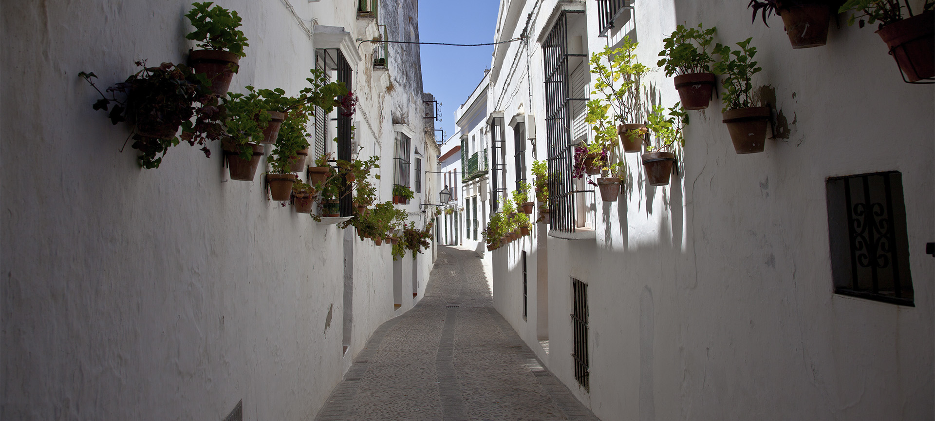 Une rue d’Arcos de la Frontera (province de Cadix, Andalousie) Une rue d’Arcos de la Frontera (province de Cadix, Andalousie)