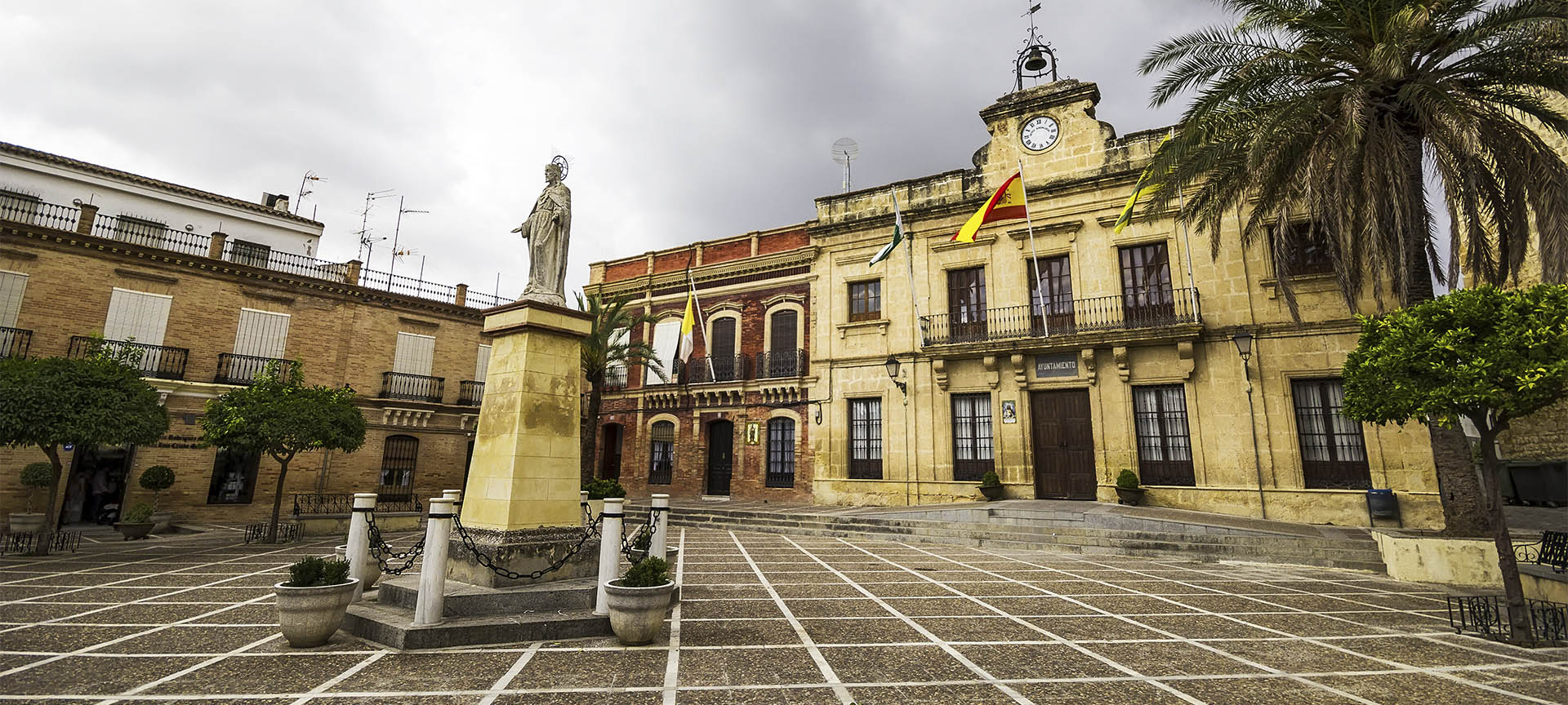 Plaza Mayor i ratusz w Bornos (Kadyks, Andaluzja)