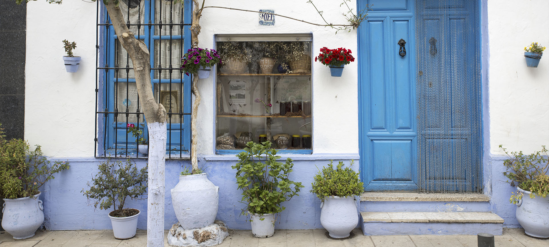 Eine Straße in Lanjarón (Granada, Andalusien)