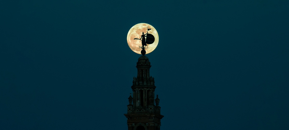 Silueta de la Giralda con la luna llena en Sevilla, Andalucía Silueta de la Giralda con la luna llena en Sevilla, Andalucía