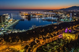 Málaga bei Nacht