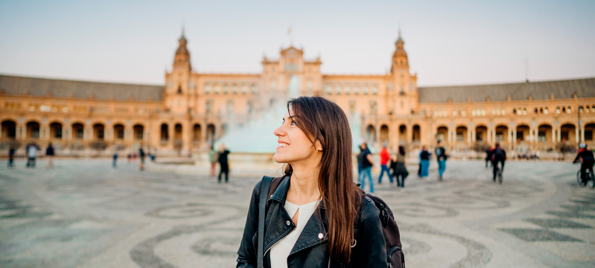 Dziewczyna zwiedzająca Plaza España w Sewilli