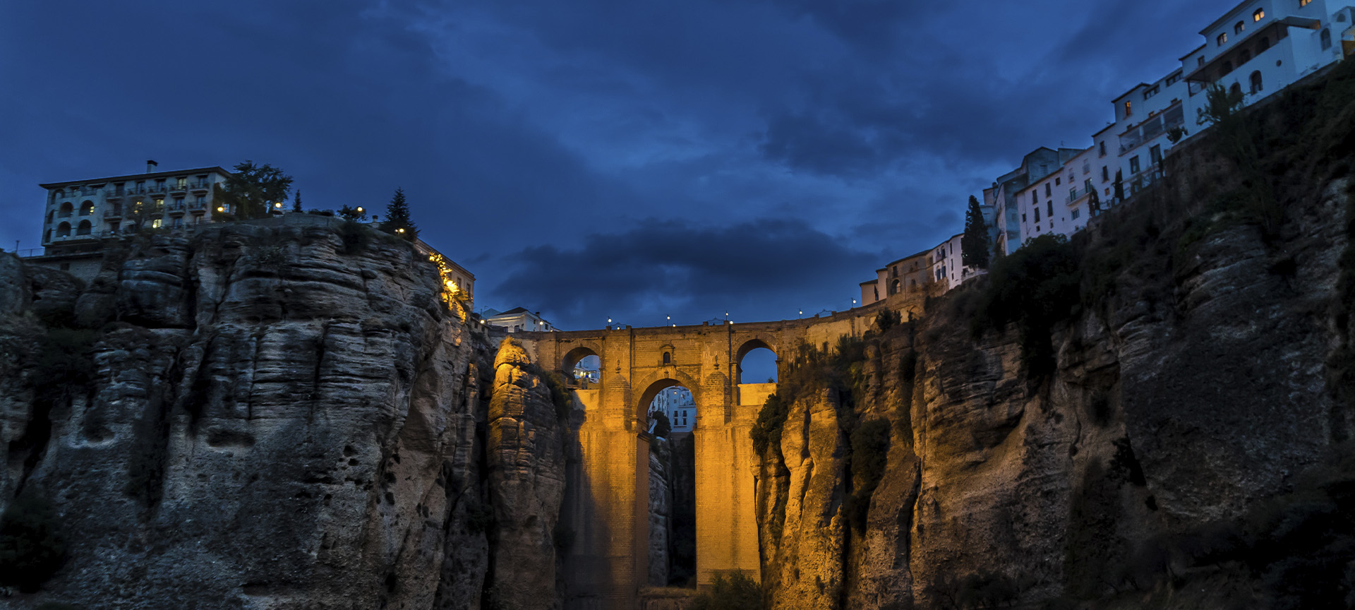 Vista noturna da famosa Ponte Nova de Ronda, em Málaga (Andaluzia)