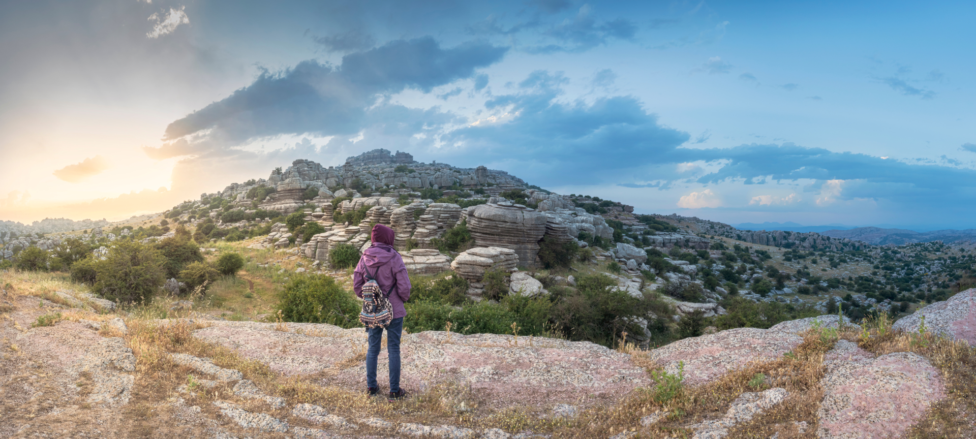 Uma pessoa contemplando o Torcal de Antequera em Málaga, Andaluzia Uma pessoa contemplando o Torcal de Antequera em Málaga, Andaluzia