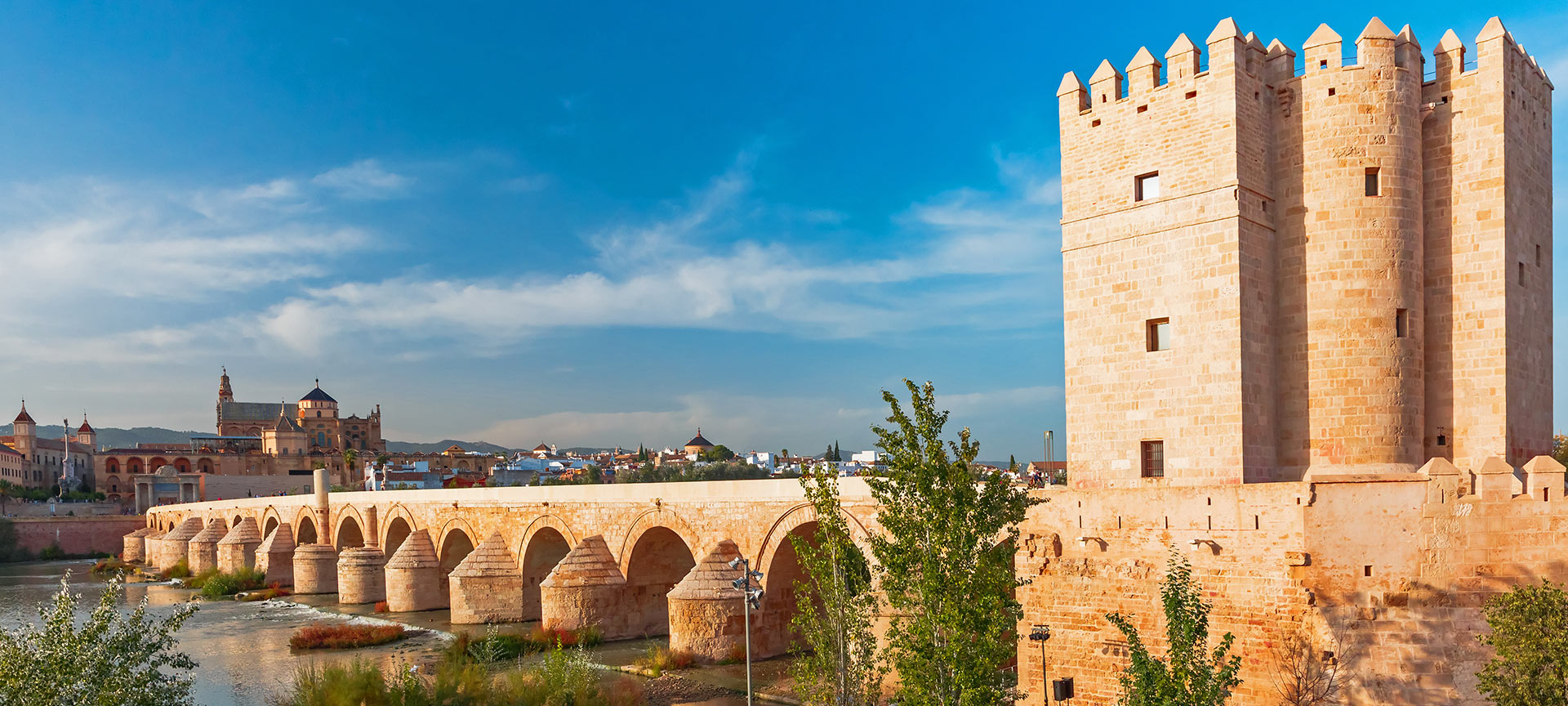 Museo vivo de al-Andalus. Torre de Calahorra junto al puente