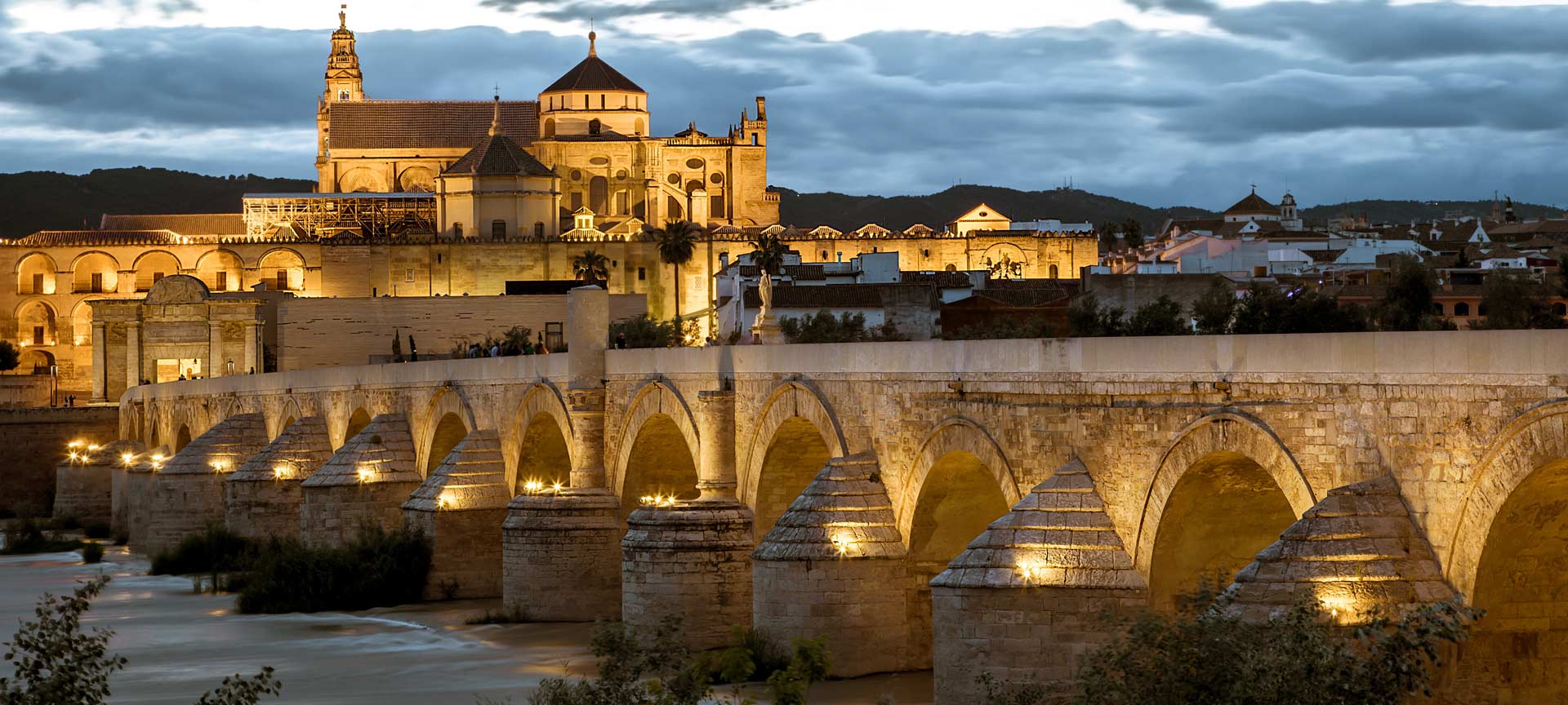 Vistas de Córdoba con el puente romano en primer plano
