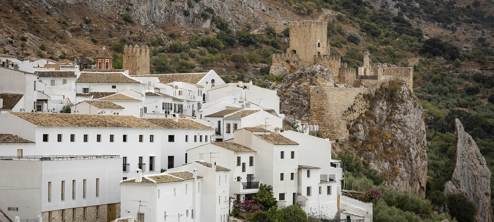 Vue panoramique de Zuheros (province de Cordoue, Andalousie)