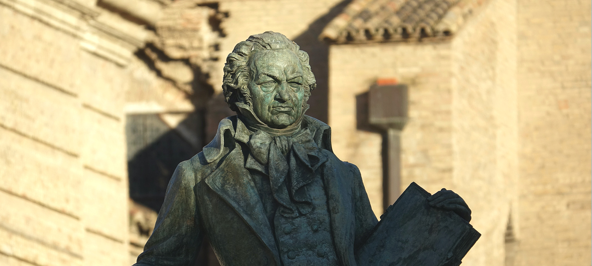 Estátua de Francisco de Goya na praça Nuestra Señora del Pilar, em Zaragoza, Aragón