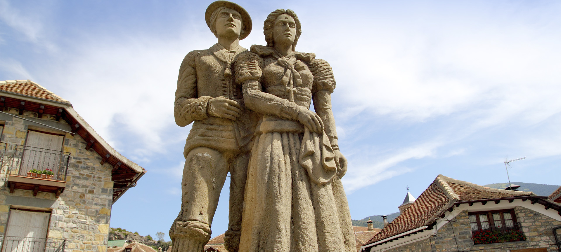 Scultura del costume tipico “chesco”, a Hecho (Huesca, Aragona)