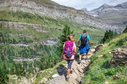 Senderistas caminando por el Parque Nacional de Ordesa y Monte Perdido en Aragón