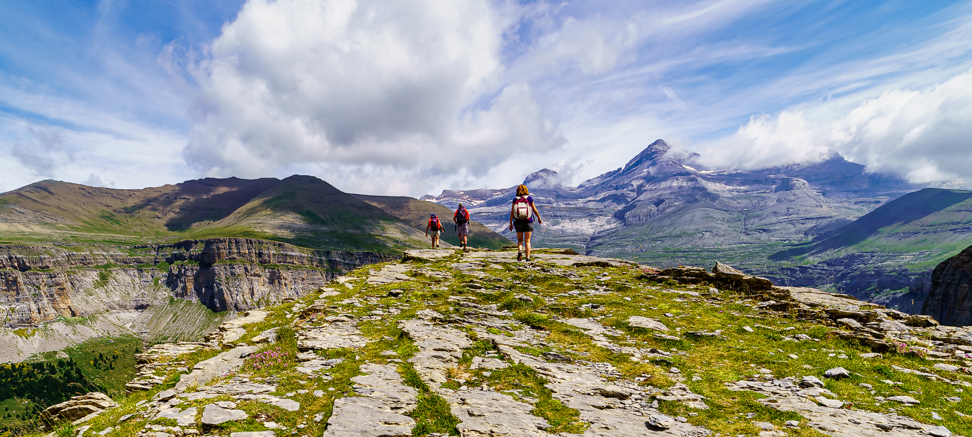 Turyści na szlaku w Parku Narodowym Ordesa y Monte Perdido w prowincji Huesca, Aragonia