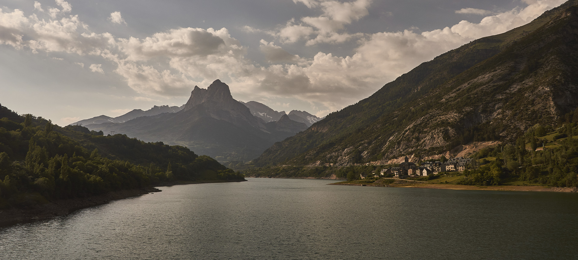Jezioro w Sallent de Gállego, w Huesca (Aragonia)