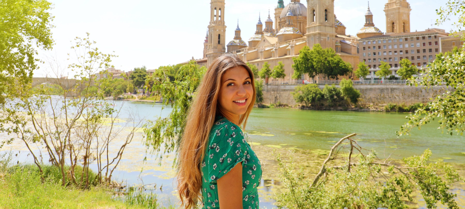 Turista en el paso del río Ebro por la ciudad de Zaragoza, Aragón