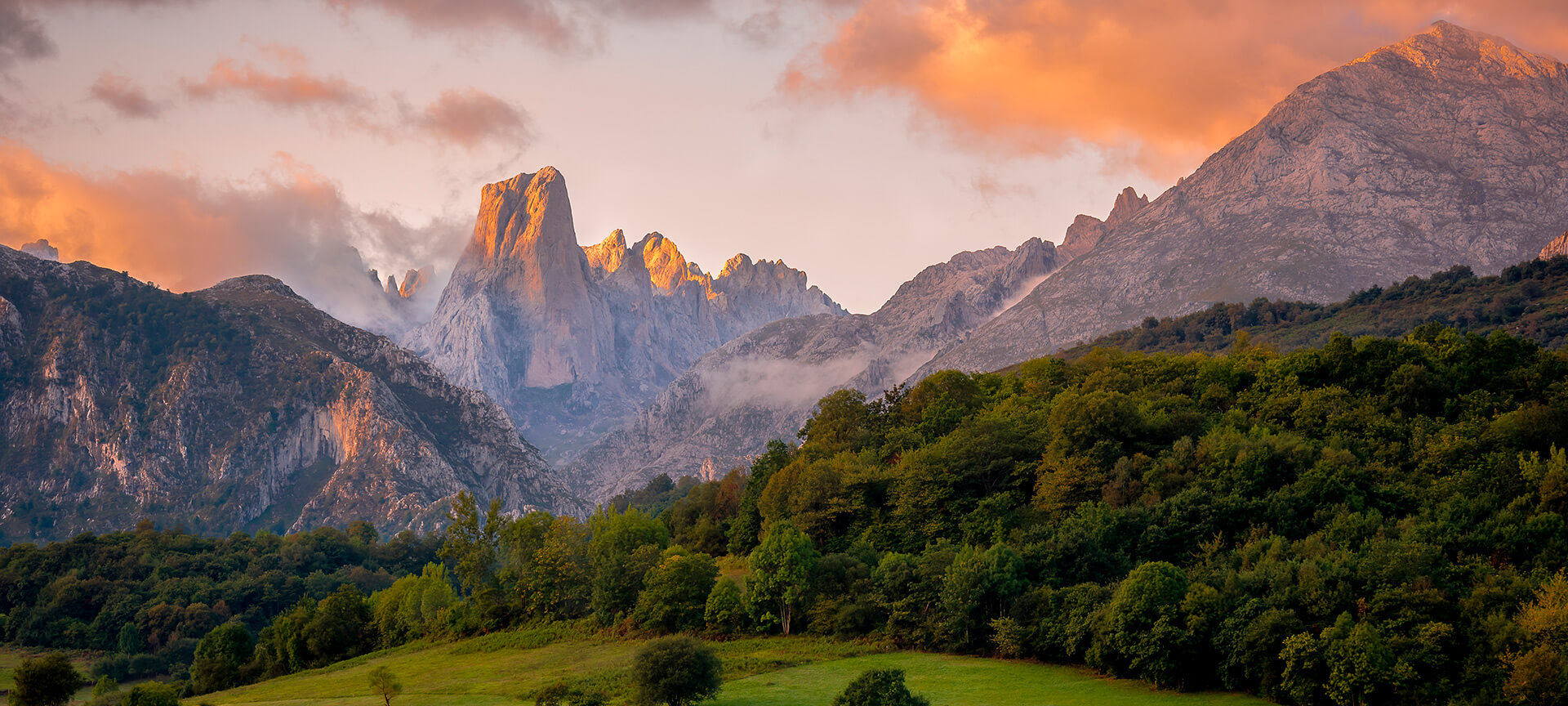 Naranjo de Bulnes vel Pico Uriellu w Picos de Europa, Asturia Naranjo de Bulnes vel Pico Uriellu w Picos de Europa, Asturia