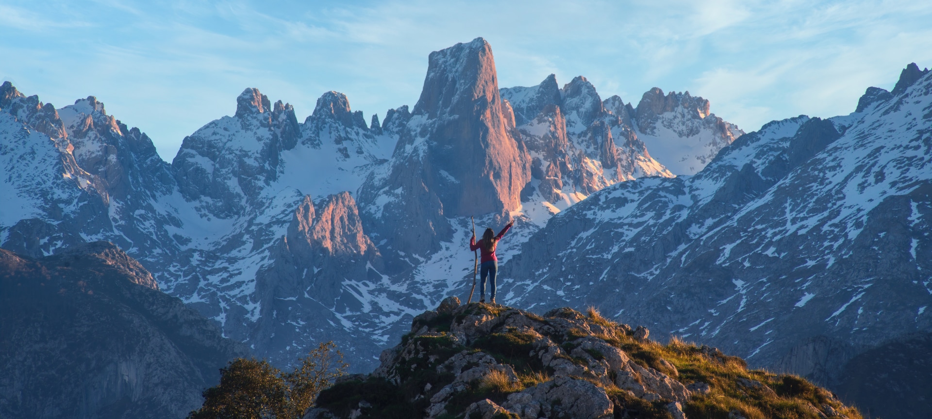 Turysta podziwiający Naranjo de Bulnes, Asturia