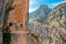 Escursionisti lungo l’itinerario del Cares
