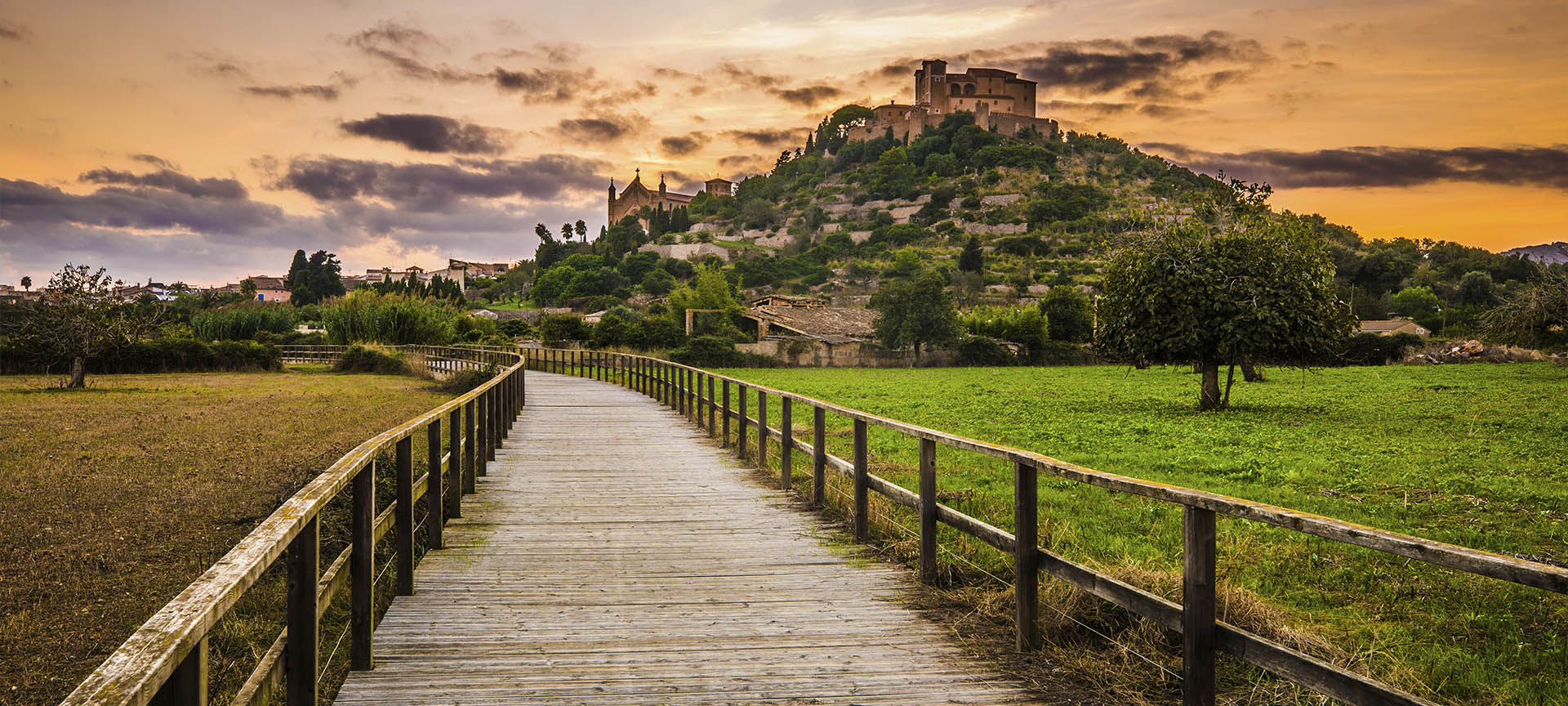 Vista de Artà (Maiorca, Ilhas Baleares) e seu castelo de Sant Salvador