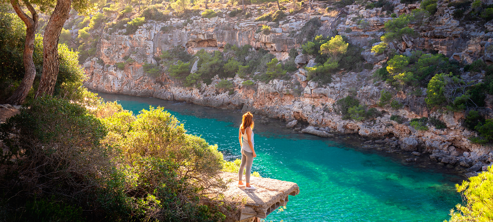 Turista contemplando Cala Pi em Maiorca, Ilhas Baleares
