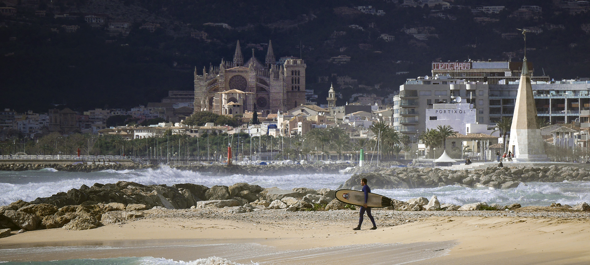 Plage de Palma avec vue sur la Cathédrale