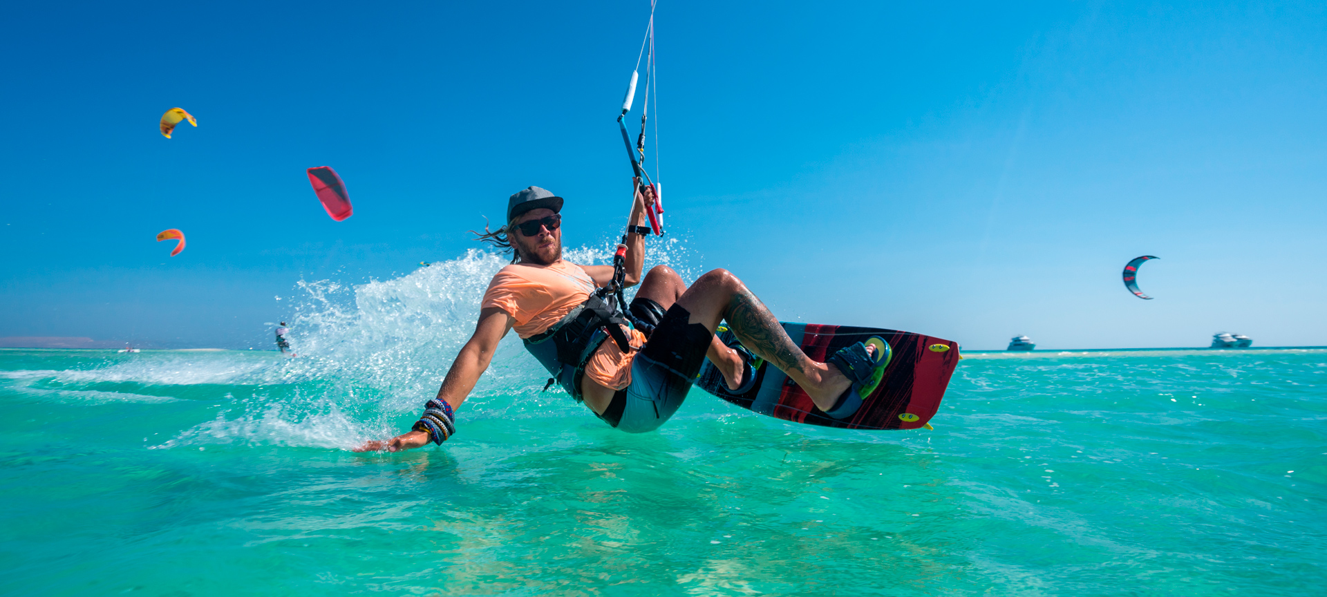 Jovem praticando kite em águas cristalinas