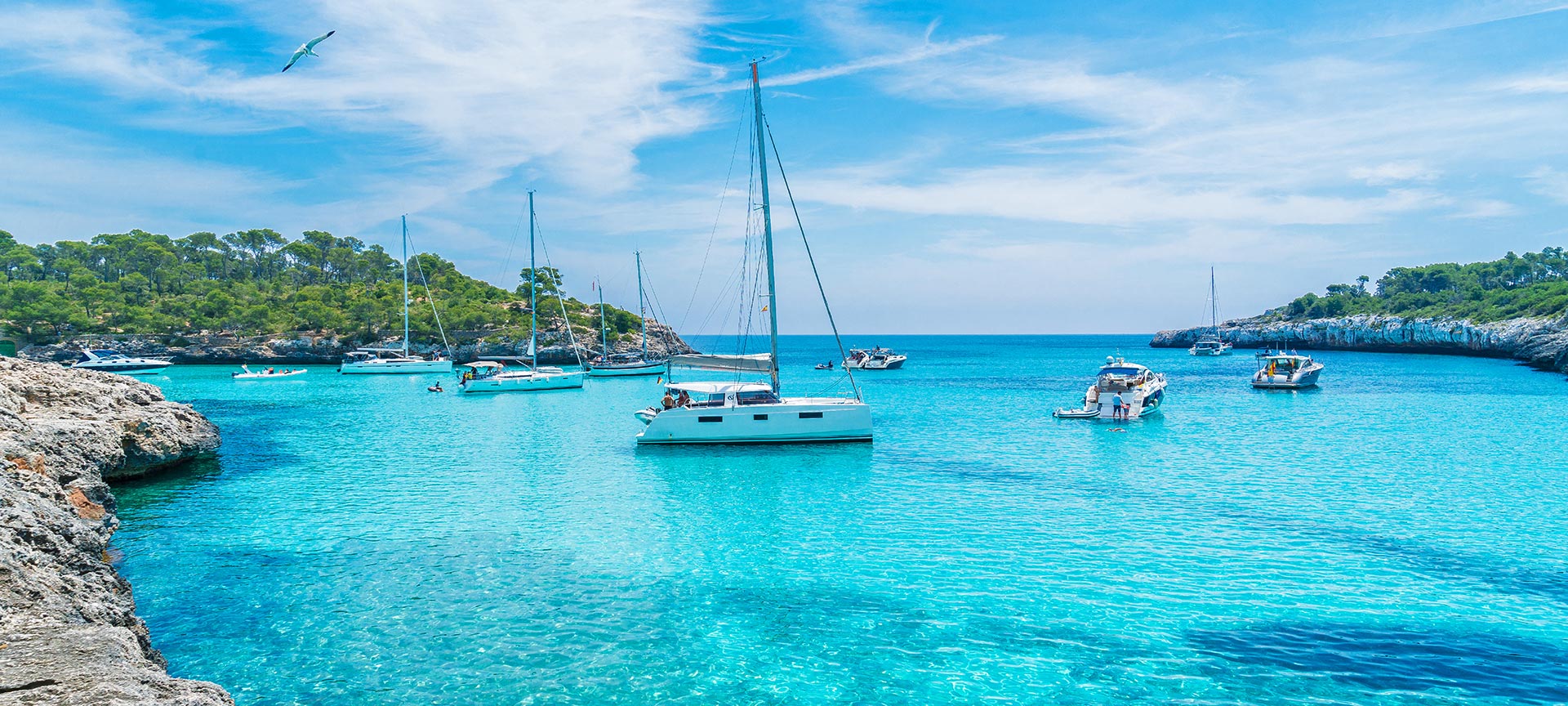 Barcos nas águas turquesas da Cala Mondragó. Maiorca