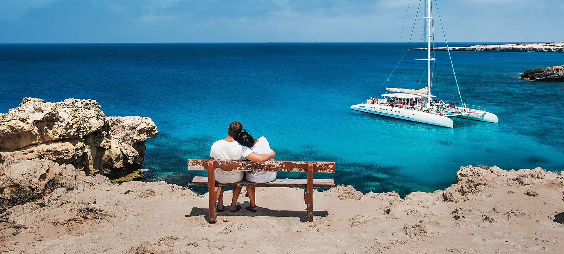 Un couple contemple la mer aux Baléares