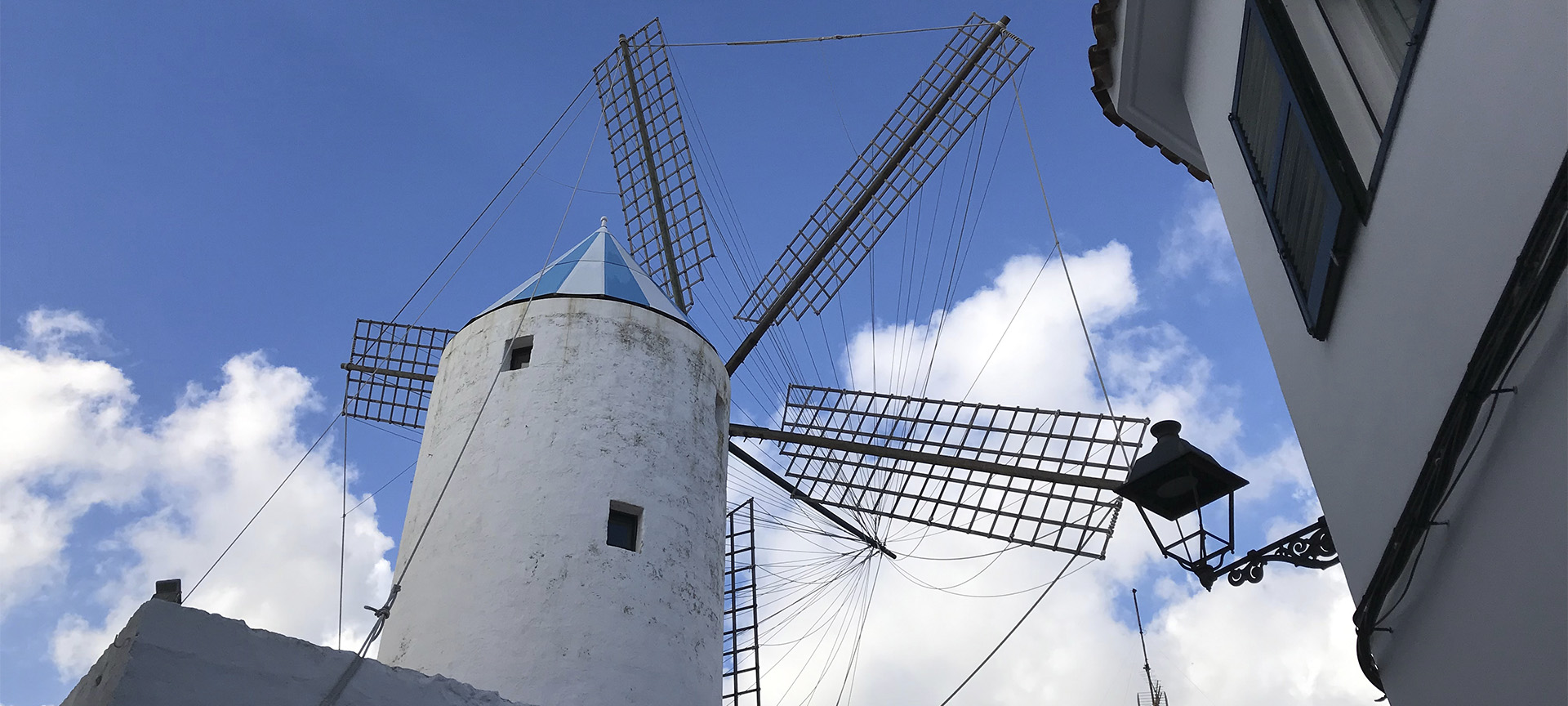 Moinho de vento em Sant Lluís, na ilha de Menorca (Ilhas Baleares)