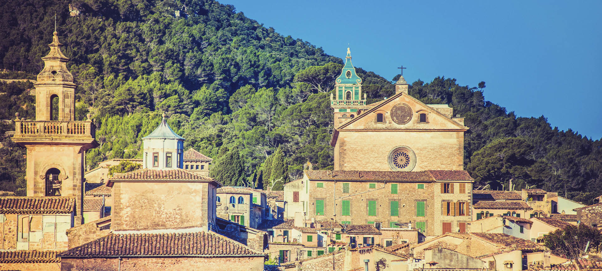 Imagem panorâmica de Valldemossa, na ilha de Maiorca (Ilhas Baleares)