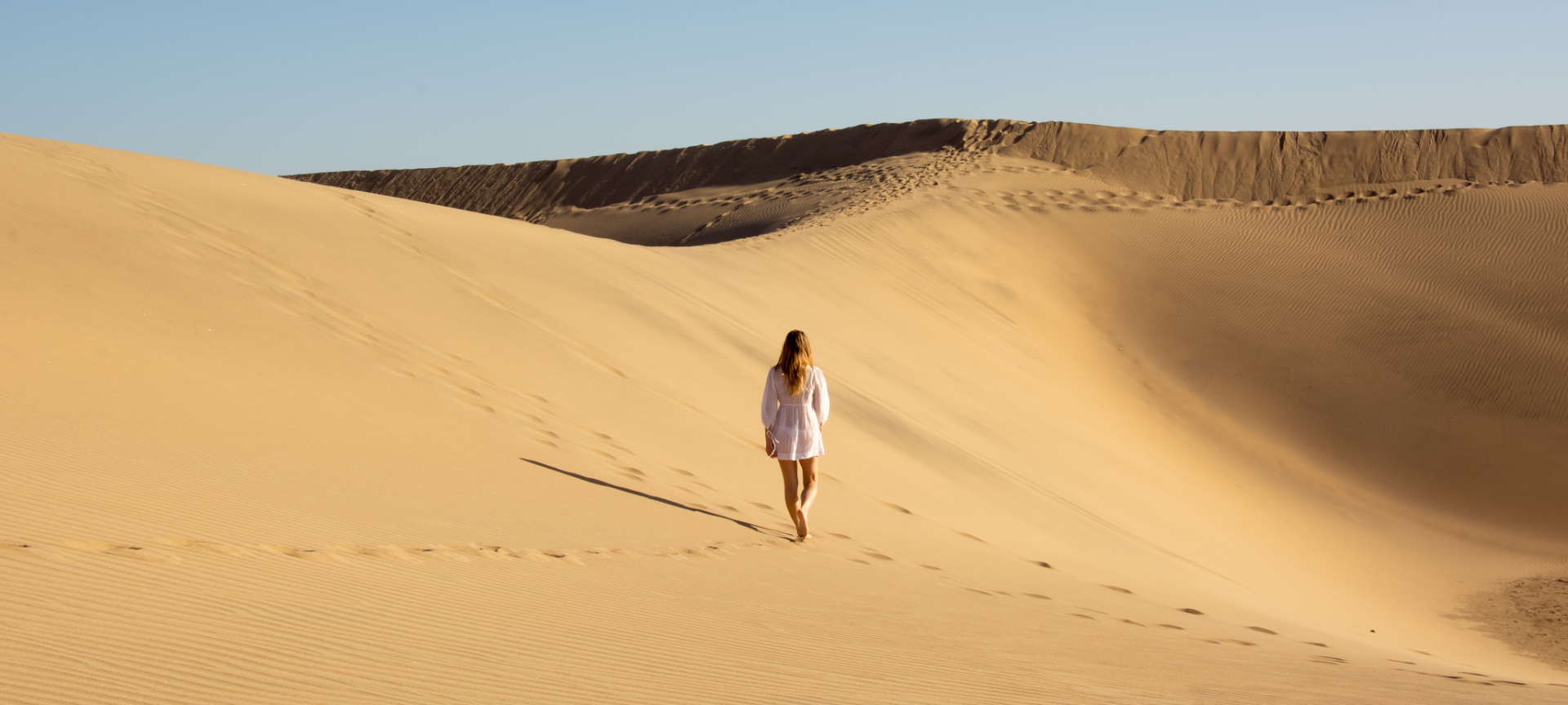 Tourist im Speziellen Naturschutzgebiet Dunas de Maspalomas auf Gran Canaria, Kanarische Inseln